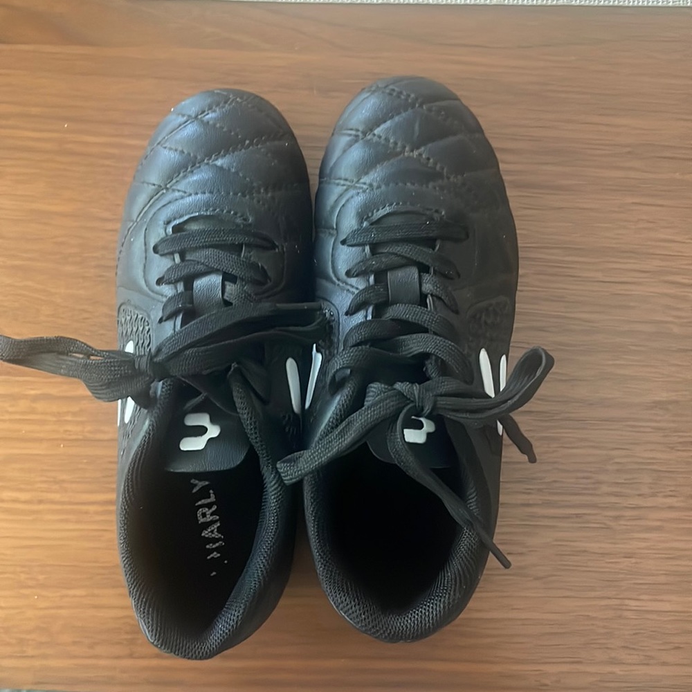 Charlie Legendario Youth Soccer Cleats, size 13